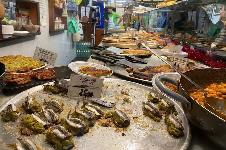 Visite gastronomique de Gênes dégustant des spécialités locales comme le pesto et la focaccia avec un guide, photo 19 | wizardtrip