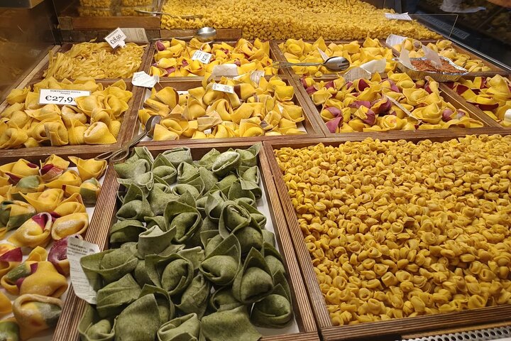 Un piccolo gruppo si gode un viaggio culinario attraverso Bologna, assaggiando cibi locali ed esplorando strade storiche, foto 6 | wizardtrip