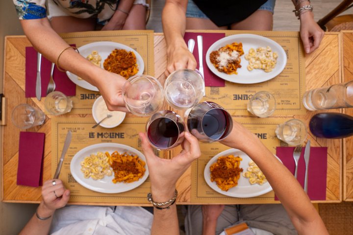 Un piccolo gruppo si gode un viaggio culinario attraverso Bologna, assaggiando cibi locali ed esplorando strade storiche, foto 7 | wizardtrip