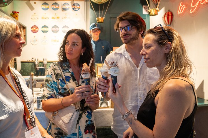 Un piccolo gruppo si gode un viaggio culinario attraverso Bologna, assaggiando cibi locali ed esplorando strade storiche, foto 8 | wizardtrip