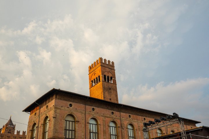 Un piccolo gruppo si gode un viaggio culinario attraverso Bologna, assaggiando cibi locali ed esplorando strade storiche, foto 9 | wizardtrip