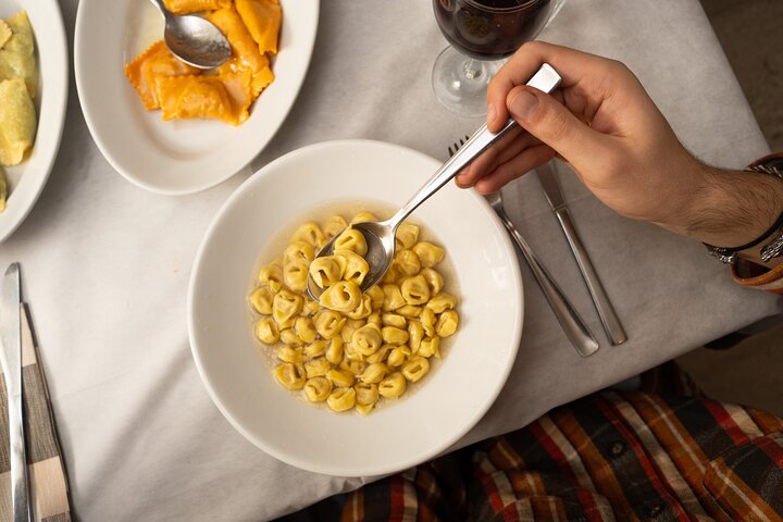 Un piccolo gruppo si gode un viaggio culinario attraverso Bologna, assaggiando cibi locali ed esplorando strade storiche, foto 11 | wizardtrip