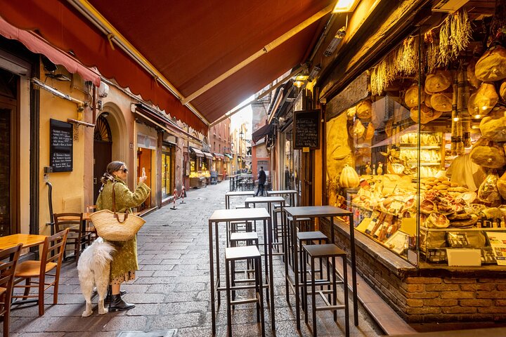 Un piccolo gruppo si gode un viaggio culinario attraverso Bologna, assaggiando cibi locali ed esplorando strade storiche, foto 12 | wizardtrip