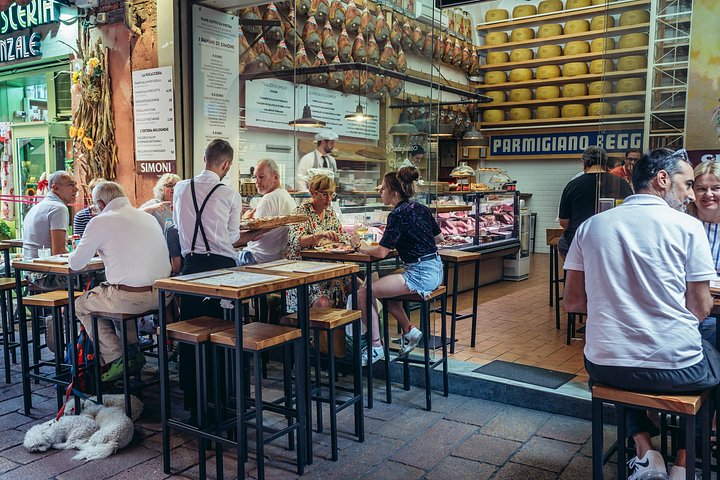 Un piccolo gruppo si gode un viaggio culinario attraverso Bologna, assaggiando cibi locali ed esplorando strade storiche, foto 16 | wizardtrip
