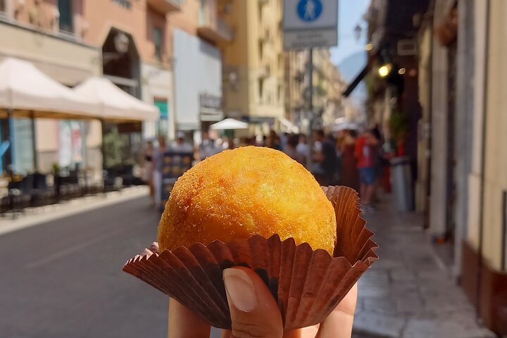 En guidad street food-tur i Catania, Italien, som visar lokala delikatesser och livliga stadsscener, foto 6 | wizardtrip