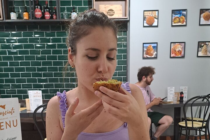 En guidad street food-tur i Catania, Italien, som visar lokala delikatesser och livliga stadsscener, foto 7 | wizardtrip