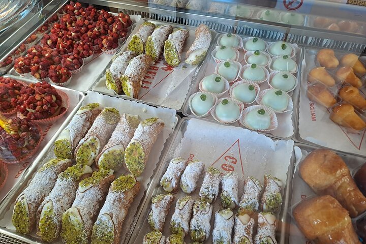 En guidad street food-tur i Catania, Italien, som visar lokala delikatesser och livliga stadsscener, foto 13 | wizardtrip
