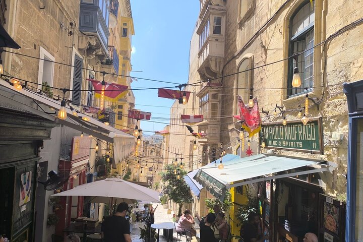 Een begeleide foodtour door de historische straten van Valletta, Malta, met proeverijen van lokale delicatessen en drankjes, foto 3 | wizardtrip