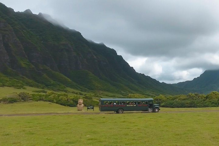 Explora famosos lugares de rodaje en Kualoa Ranch, Oahu, con impresionantes vistas a la montaña y la bahía, foto 8 | wizardtrip