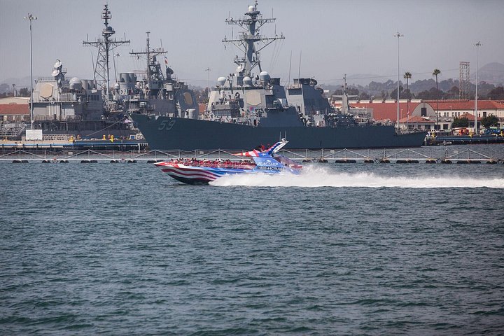 Entusiastas de emoção desfrutam de um passeio de jet boat de alta velocidade na Baía de San Diego com vista para o horizonte da cidade, foto 6 | wizardtrip