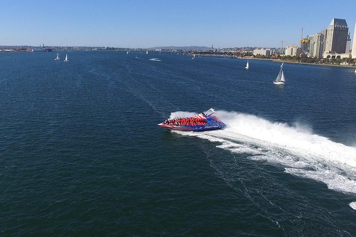 Entusiastas de emoção desfrutam de um passeio de jet boat de alta velocidade na Baía de San Diego com vista para o horizonte da cidade, foto 7 | wizardtrip