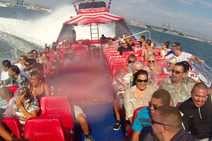 Entusiastas de emoção desfrutam de um passeio de jet boat de alta velocidade na Baía de San Diego com vista para o horizonte da cidade, foto 8 | wizardtrip