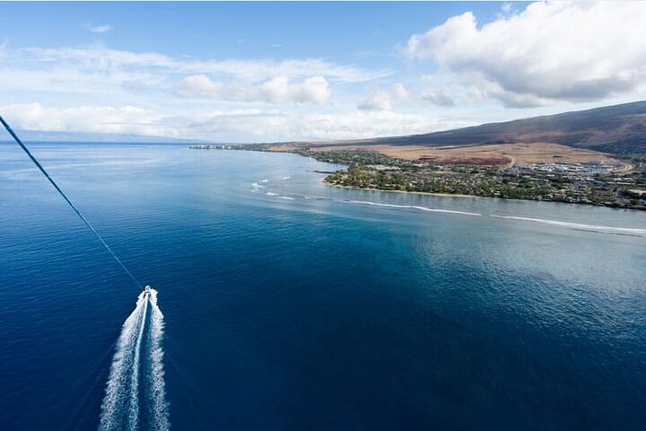 Aventura de parasailing sobre la Costa de Kona en la Isla Grande, ofreciendo impresionantes vistas aéreas de Hawái, foto 6 | wizardtrip