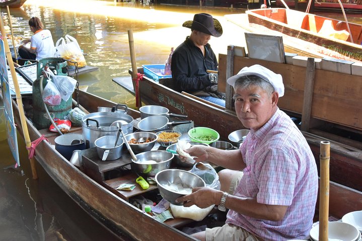 Passeio privado explorando o único Mercado de Trem de Maeklong e o Mercado Flutuante de Damnoensaduak em Bangkok, Tailândia, foto 10 | wizardtrip