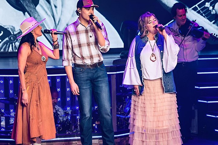 Dynamisk liveunderholdningsshow med sangere, dansere og musikere på Clay Cooper Theatre i Branson, foto 7 | wizardtrip
