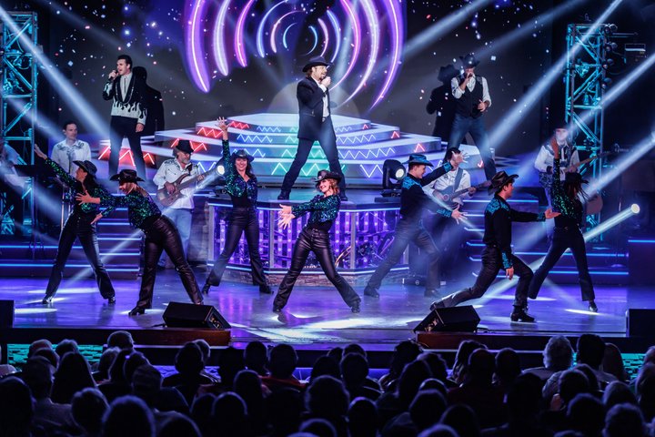 Dynamisk liveunderholdningsshow med sangere, dansere og musikere på Clay Cooper Theatre i Branson, foto 9 | wizardtrip