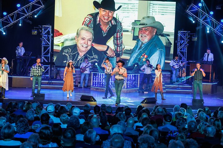 Dynamisk liveunderholdningsshow med sangere, dansere og musikere på Clay Cooper Theatre i Branson, foto 10 | wizardtrip
