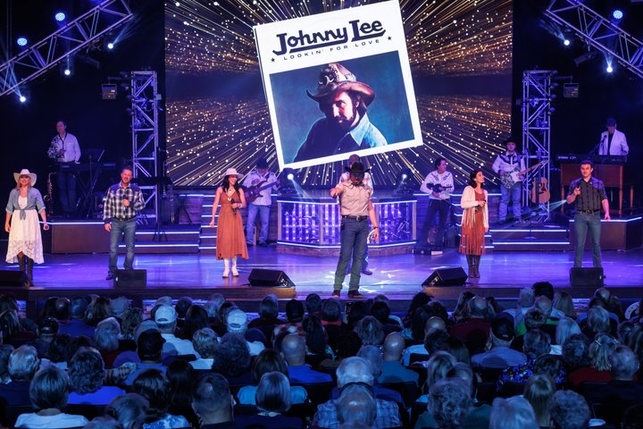 Dynamisk liveunderholdningsshow med sangere, dansere og musikere på Clay Cooper Theatre i Branson, foto 12 | wizardtrip