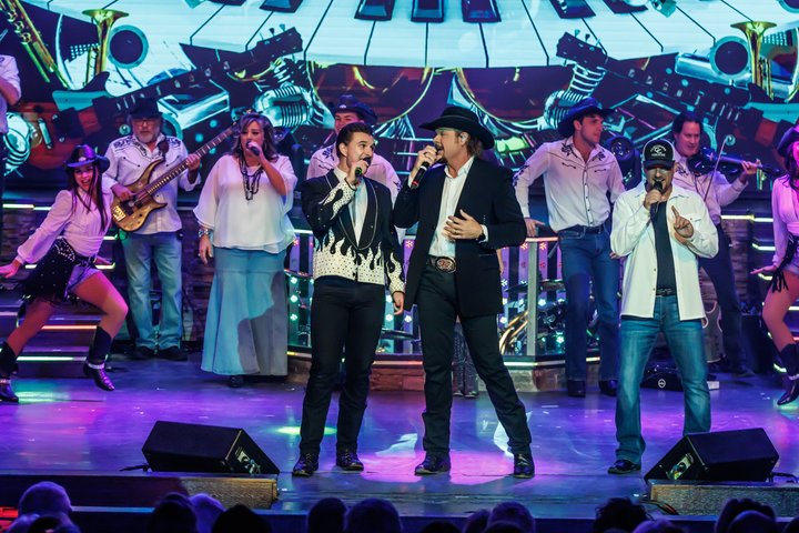 Dynamisk liveunderholdningsshow med sangere, dansere og musikere på Clay Cooper Theatre i Branson, foto 15 | wizardtrip