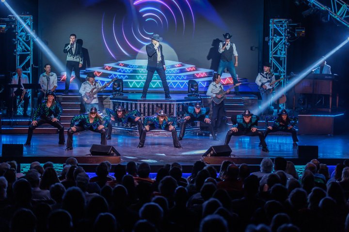 Dynamisk liveunderholdningsshow med sangere, dansere og musikere på Clay Cooper Theatre i Branson, foto 16 | wizardtrip