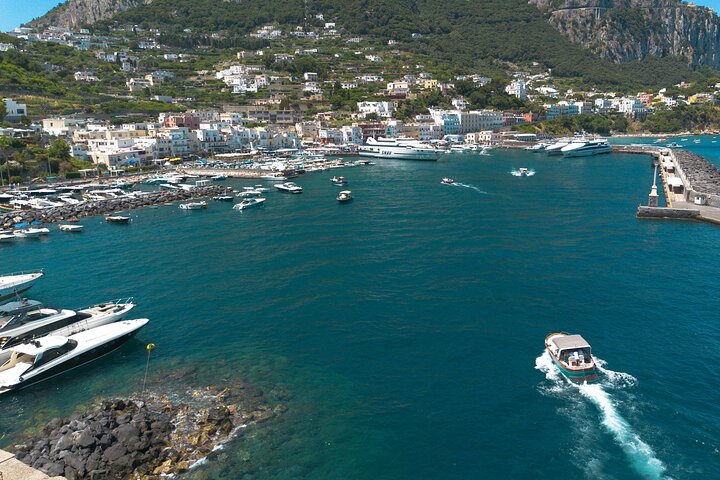 Passeio de barco panorâmico pela ilha de Capri a partir de Sorrento, com grutas, natação e exploração da ilha, foto 9 | wizardtrip