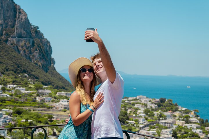 Passeio de barco panorâmico pela ilha de Capri a partir de Sorrento, com grutas, natação e exploração da ilha, foto 11 | wizardtrip