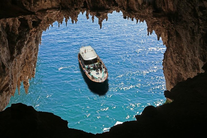 Passeio de barco panorâmico pela ilha de Capri a partir de Sorrento, com grutas, natação e exploração da ilha, foto 15 | wizardtrip