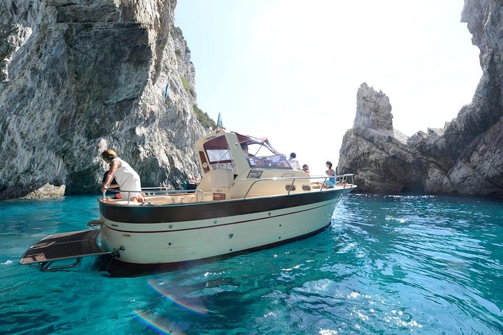 Lille bådtur på Capri med svømning og limoncello | wizardtrip