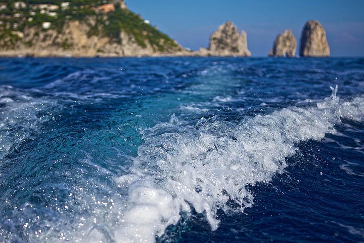 Tour en barco por la isla de Capri con baño y degustación de limoncello, foto 10 | wizardtrip