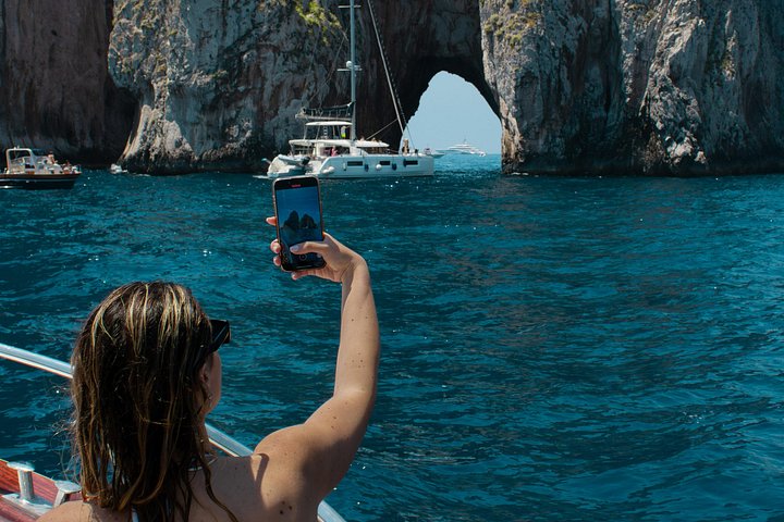 Båttur til Capri fra Sorrento, besøk Den blå grotte og Faraglioni-klippene, foto 14 | wizardtrip