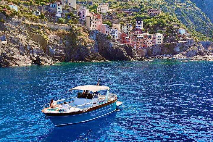 Boottocht langs de kustlijn van Cinque Terre, met dorpen en zwemmen in baaien, foto 15 | wizardtrip
