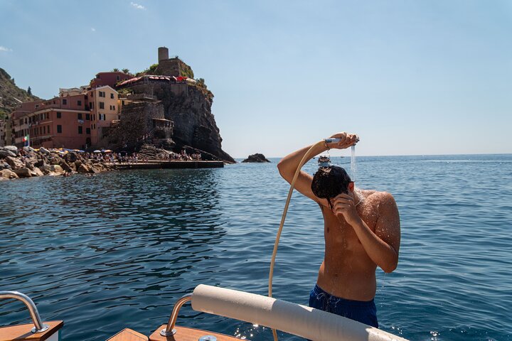 Boottocht langs de kustlijn van Cinque Terre, met dorpen en zwemmen in baaien, foto 16 | wizardtrip
