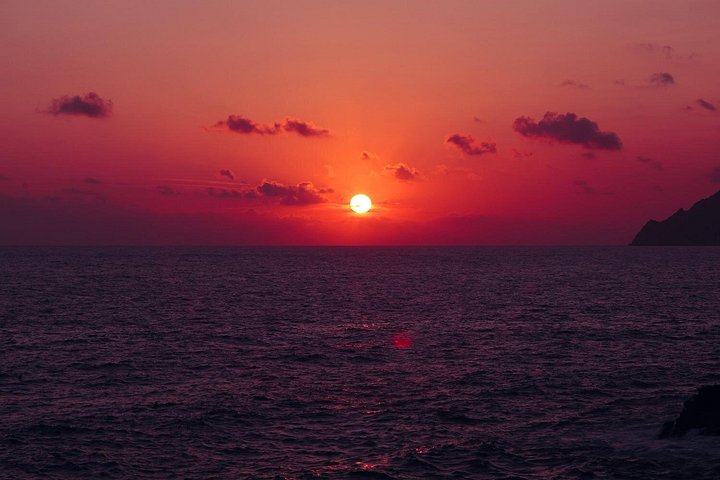 Tour en barco al atardecer por Cinque Terre desde Monterosso con aperitivo y vistas de la costa, foto 12 | wizardtrip