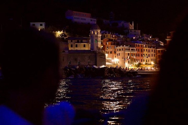 Tour en barco al atardecer por Cinque Terre desde Monterosso con aperitivo y vistas de la costa, foto 14 | wizardtrip