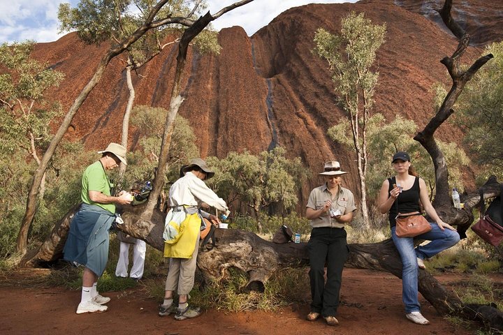 Full Uluru Base Walk bij zonsopgang inclusief ontbijt | wizardtrip