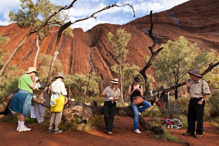 Zonsopgangwandeling rond de voet van Uluru, Australië, met gids en ontbijt, foto 7 | wizardtrip