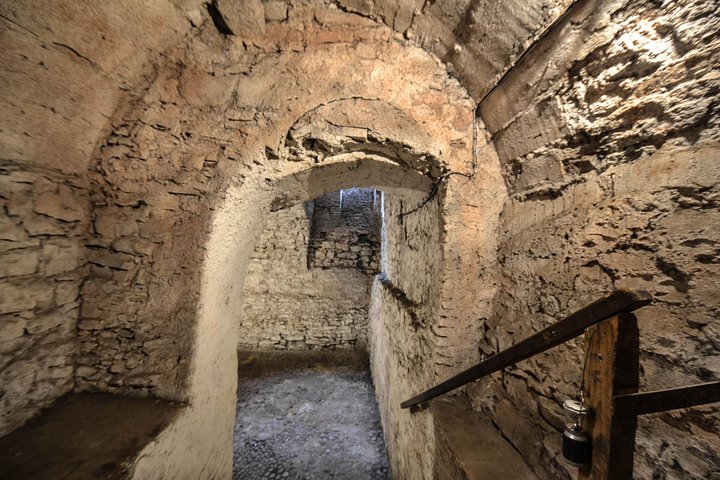 Explore Prague's medieval underground, dungeons, and historical passages on a guided walking tour, photo 7 | wizardtrip