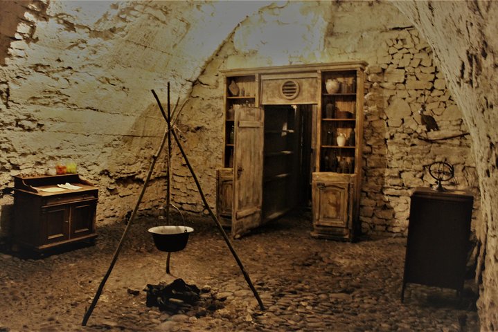 Explore Prague's medieval underground, dungeons, and historical passages on a guided walking tour, photo 10 | wizardtrip