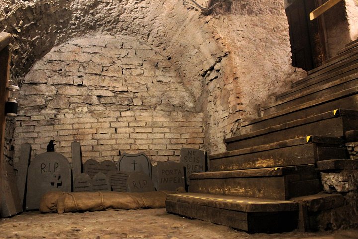 Explore Prague's medieval underground, dungeons, and historical passages on a guided walking tour, photo 32 | wizardtrip