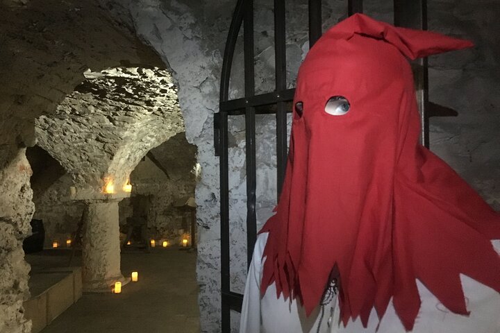 En guidet tur, der udforsker Prags hjemsøgte historie, middelalderlige undergrund og fangekældre med guider i kostume, foto 15 | wizardtrip