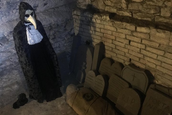 En guidet tur, der udforsker Prags hjemsøgte historie, middelalderlige undergrund og fangekældre med guider i kostume, foto 21 | wizardtrip