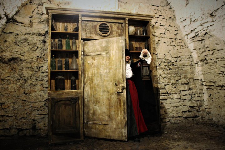 En guidet tur, der udforsker Prags hjemsøgte historie, middelalderlige undergrund og fangekældre med guider i kostume, foto 27 | wizardtrip