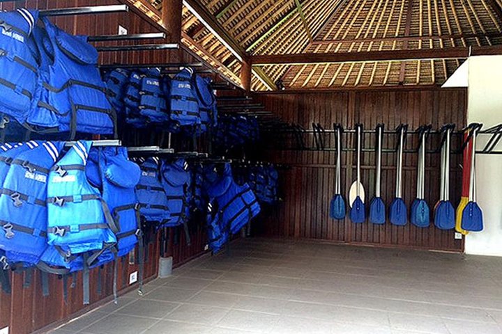 Exciting white water rafting adventure on the Ayung River in Ubud, Bali, surrounded by lush tropical scenery, photo 16 | wizardtrip