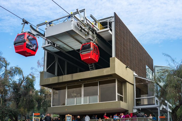 チリ、サンティアゴでのホップオン・ホップオフバスツアー。市内ランドマーク、サン・クリストバル丘、ブドウ園、写真6 | wizardtrip