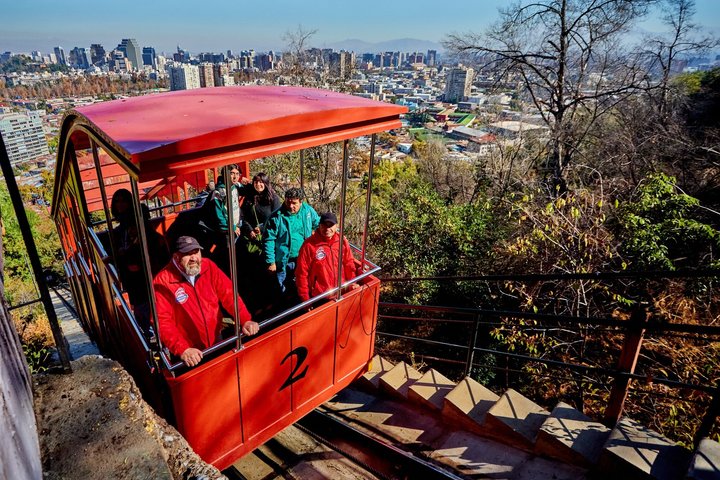 Familievennlig bussomvisning med påstigning/avstigning og eventyraktiviteter i Santiago, Chile, foto 7 | wizardtrip