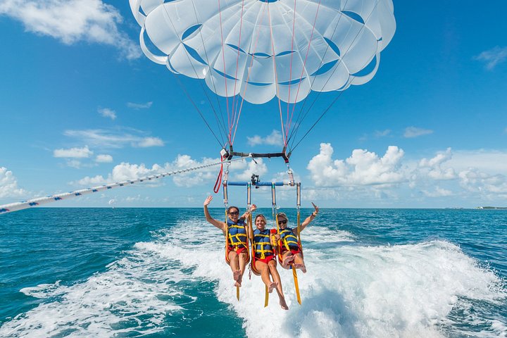 Key West watersports adventure featuring parasailing, jet skiing, banana boat, and water park, photo 8 | wizardtrip