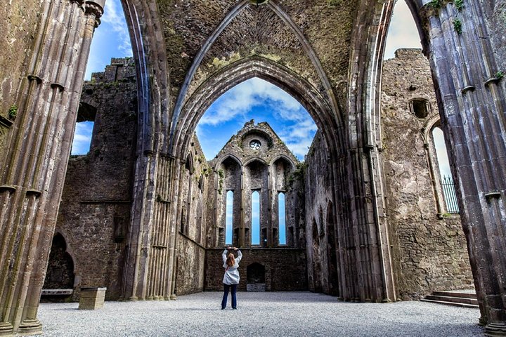 Blarney Stone, Rock of Cashel and Cahir Castles Tour from Dublin | wizardtrip