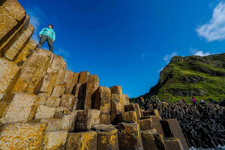 Full-day tour from Dublin to Northern Ireland featuring Belfast's Black Cabs, Dunluce Castle, and Giant's Causeway, photo 1 | wizardtrip