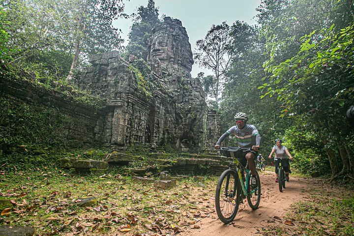 Sonnenaufgang Radtour durch alte Angkor Tempel in Siem Reap, Kambodscha, Foto 6 | wizardtrip