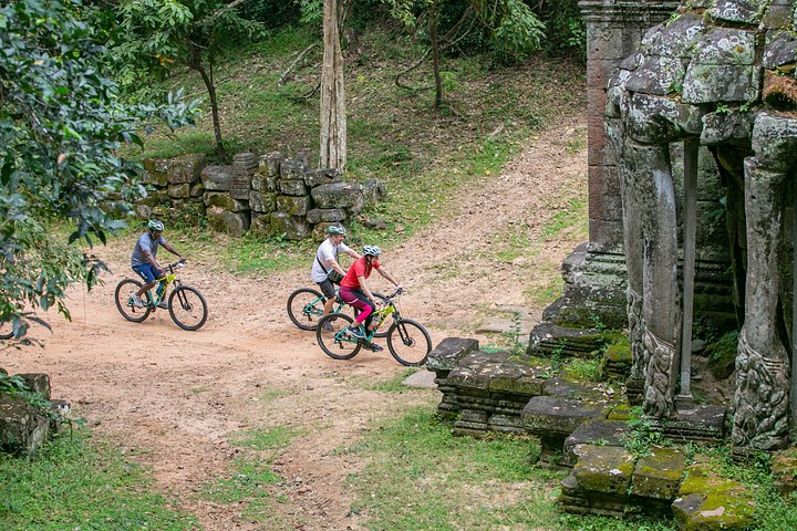 Sonnenaufgang Radtour durch alte Angkor Tempel in Siem Reap, Kambodscha, Foto 7 | wizardtrip